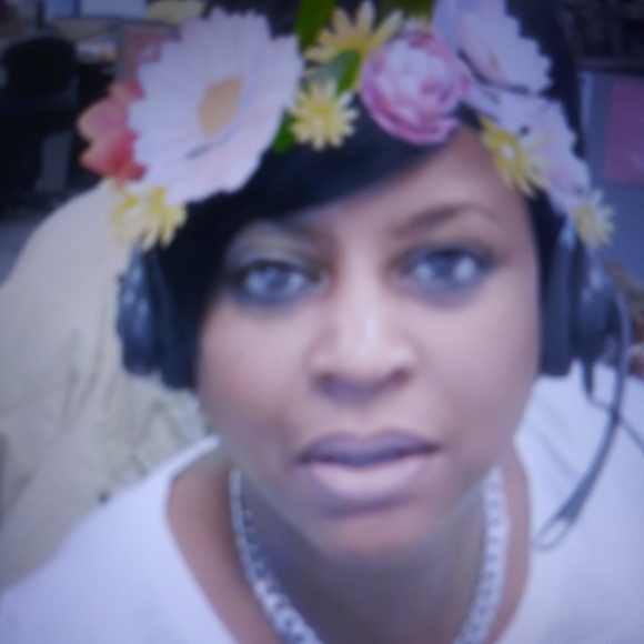 Meet your Posher, Celina - Picture 2 of 2